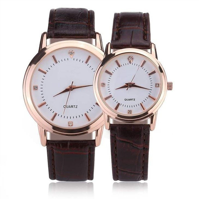 Couro da liga de Diamond Bracelet Couple Quartz Watch para a curvatura da agulha das senhoras