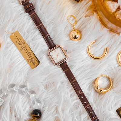 A forma quadrada Roman Watch Slim Belt das mulheres de couro pequenas do relógio de Brown